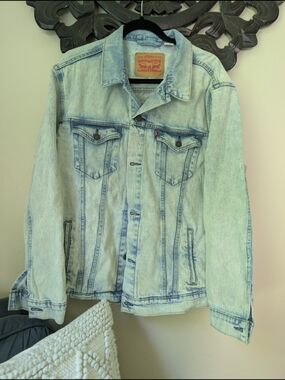 Levi's Men's Light Blue Denim Jacket - Casual Trucker Jacket